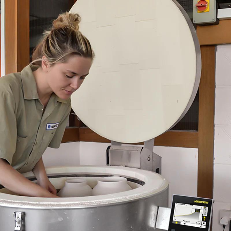 Piese din ceramică pregătite pentru ardere în cuptor